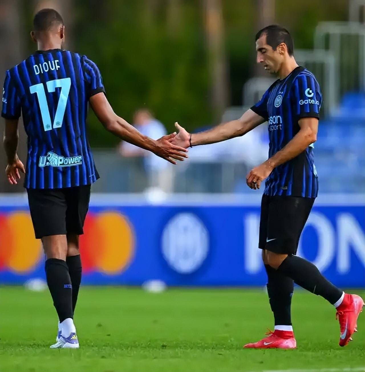 关于清晨突围战来临；皇家社会围绕欧冠完成体检；球迷炸锅；赛程密集仍需轮换的信息